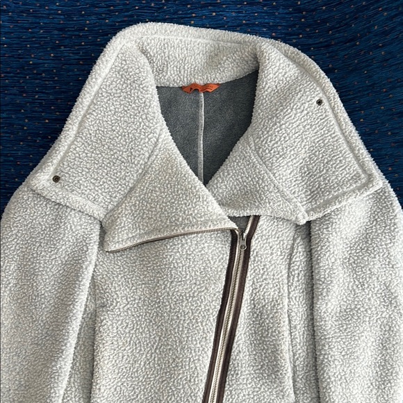 Basin + Range brand Stylish off-white Sherpa style Jacket with Diagonal Zipper - Picture 4 of 10